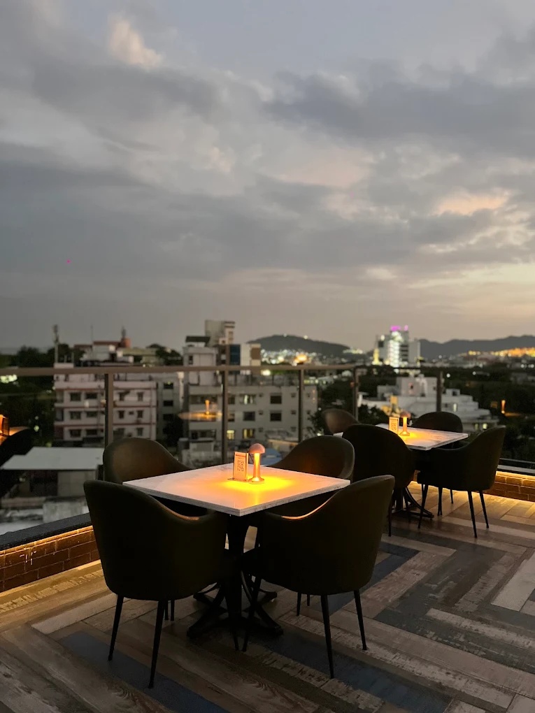 rooftop restaurant in Udaipur